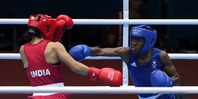 Sports uniform, Sport venue, Sports gear, Blue, Boxing equipment, Boxing glove, Red, Photograph, Joint, White, 