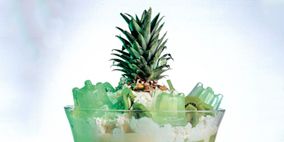 Green, Liquid, Leaf, Glass, Drinkware, Garnish, Terrestrial plant, Produce, Cocktail garnish, Cocktail, 