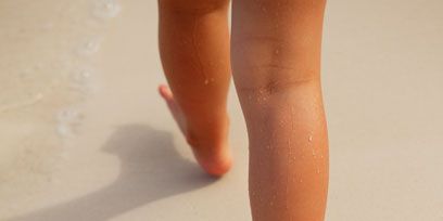 Skin, Fluid, Toe, Human leg, Joint, Liquid, Barefoot, Tan, Foot, Sand, 