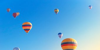 Hot air balloon, Hot air ballooning, Sky, Balloon, Air sports, Vehicle, Morning, Recreation, Atmosphere, Cloud, 