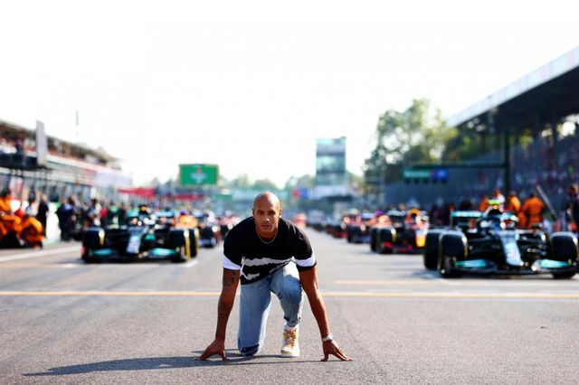 Marcell Jacobs in posa sulla linea di partenza del Gran Premio di Formula 1 di Monza ( )
