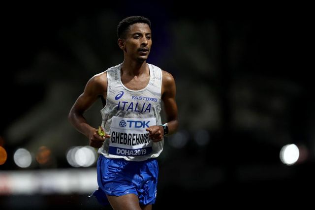 Eyob Faniel, l'azzurro più veloce di sempre in maratona, in azione durante la quarantadue chilometri ai Mondiali di Doha ( )