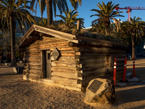 Uma secção da cabana de Londres no Alasca, onde viveu em 1897-98 durante a corrida ao ouro Klondike, agora localizada na Praça Jack London de Oakland.