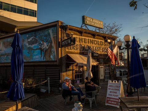 A fianco della cabina di Oakland si trova il First and Last Chance Saloon di Heinolds, che London frequentò per tutta la vita.