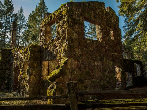 Le rovine della Wolf House, una casa di quattro piani e 15.000 piedi quadrati che era quasi completata quando prese fuoco nell'agosto 1913.