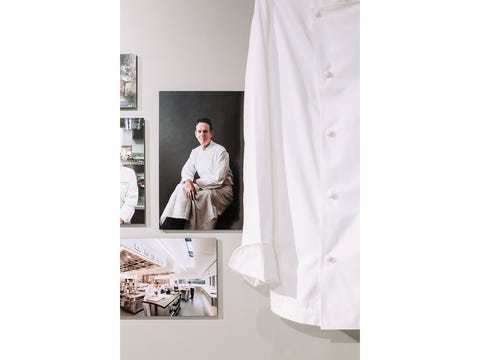  Une veste de chef et des photos font partie de l'exposition en hommage à Thomas Keller et à ses contributions à la cuisine californienne.