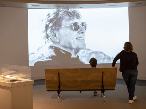  Les visiteurs du Temple de la renommée de Californie regardent un programme sur les intronisés.