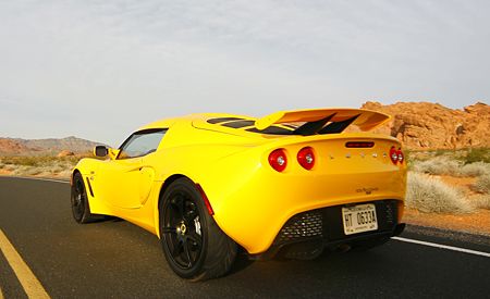 https://hips.hearstapps.com/amv-prod-cad-assets.s3.amazonaws.com/images/06q4/267361/2007-lotus-exige-s-photo-8847-s-original.jpg