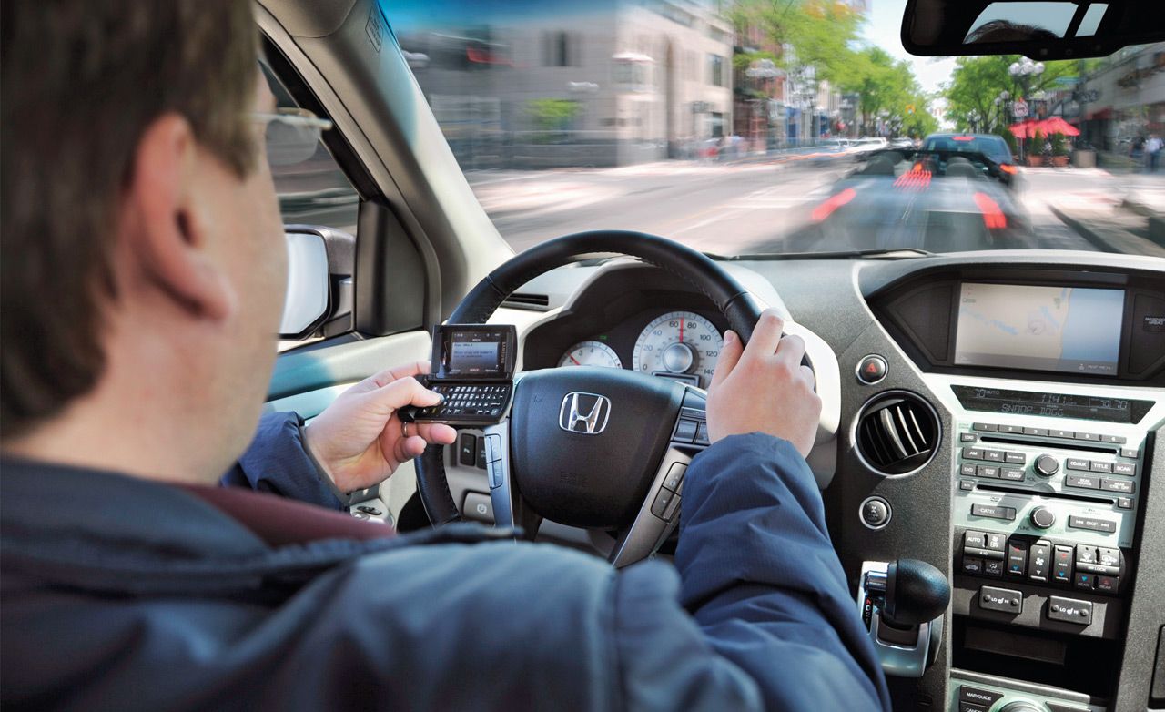 While driving перевод. Texting while Driving. Im texting while Driving.