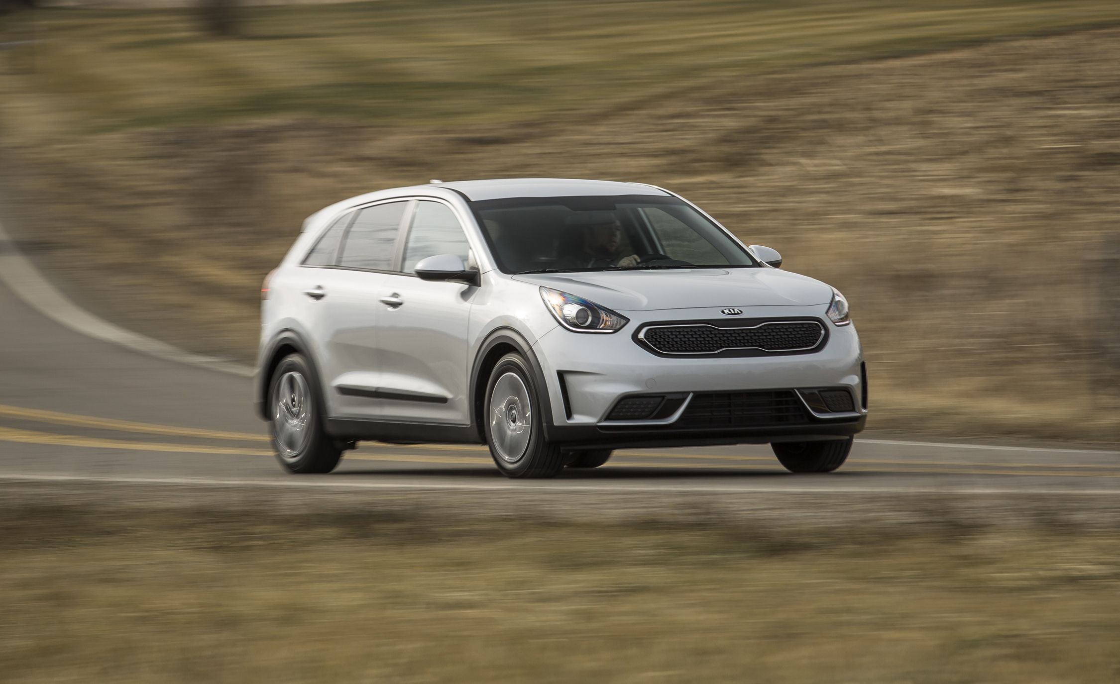 2017 Kia Niro Hybrid First Drive Review Car And Driver
