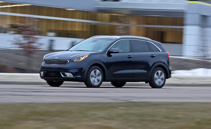 2018 Kia Niro In Depth Model Review Car And Driver 2018 Kia Niro