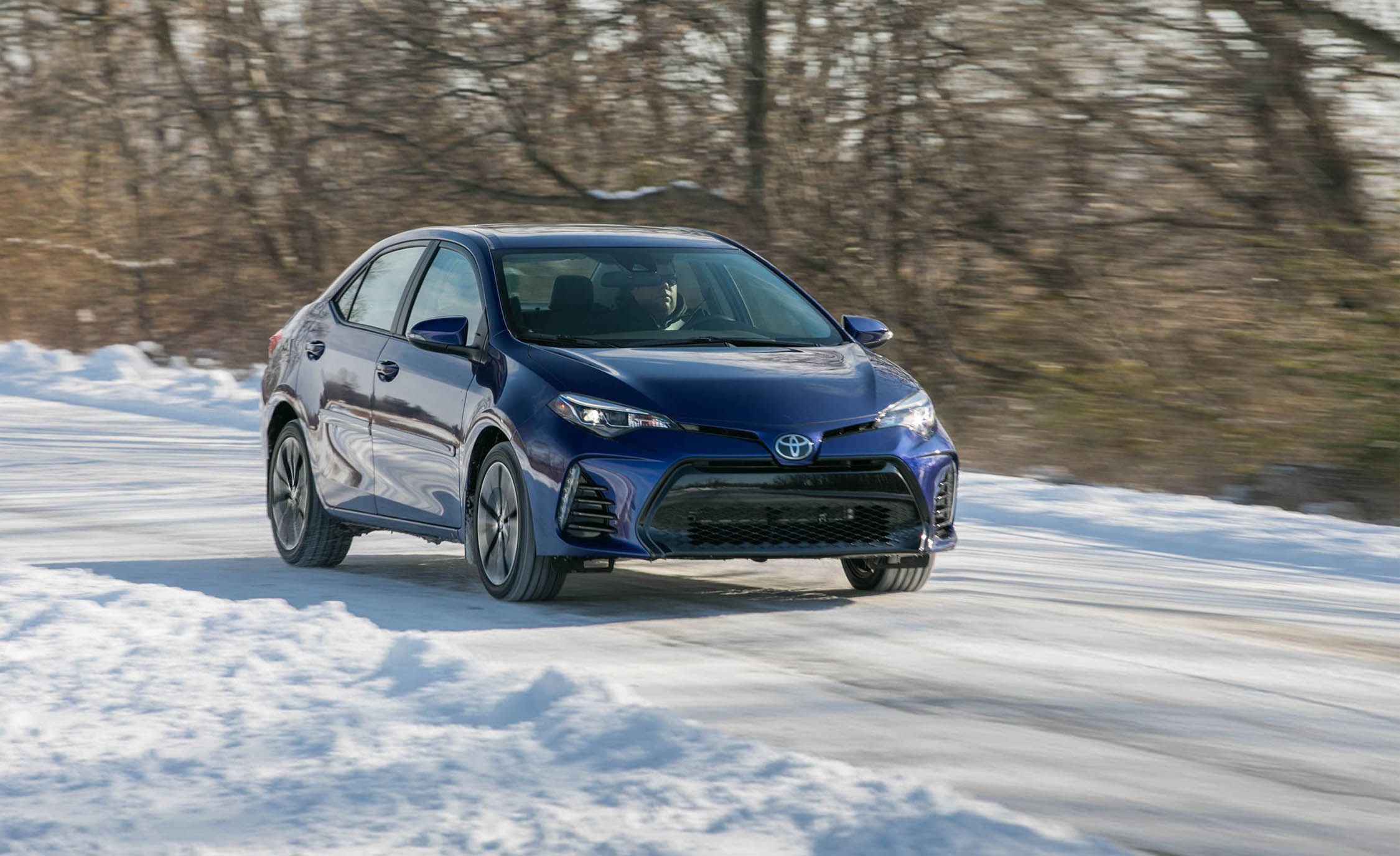 Королла зимой. Toyota Corolla 2019 год Вечерний снег. Королла 2019 зима фото. Поищи Toyota Corolla us 2018 зимой.