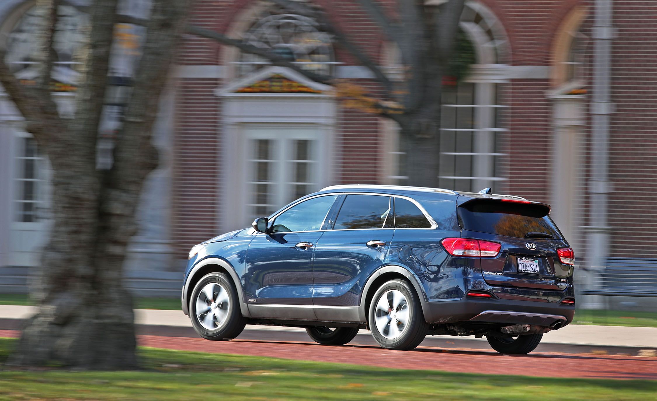 Kia Sorento: Front seat adjustment - power (if equipped) Kia Sorento: Front seat adjustment - power (if equipped)