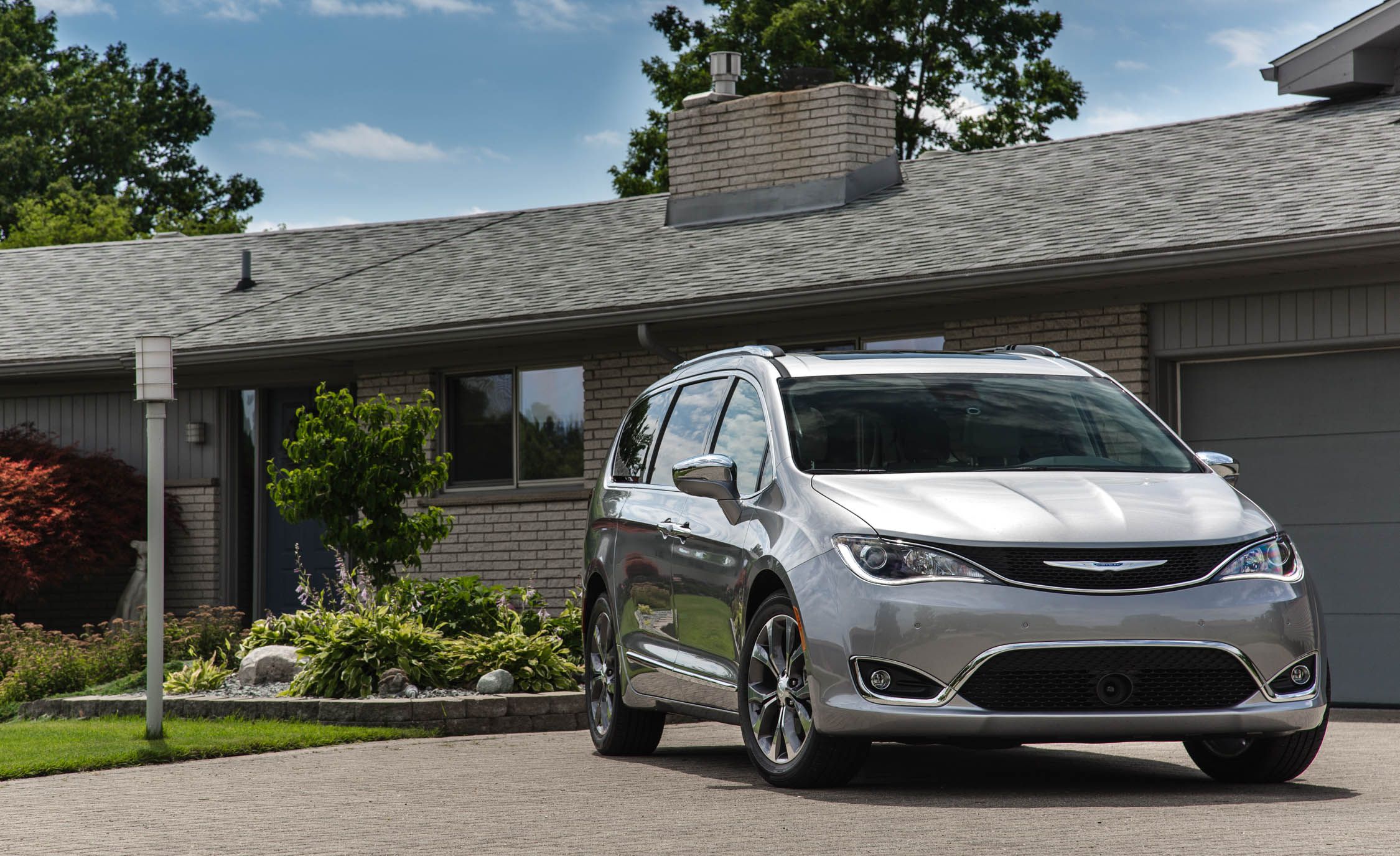 Chrysler pacifica. Chrysler Pacifica 2018. Крайслер Пацифика 2018. Chrysler Pacifica 2019 осень. Chrysler Pacifica transmission.