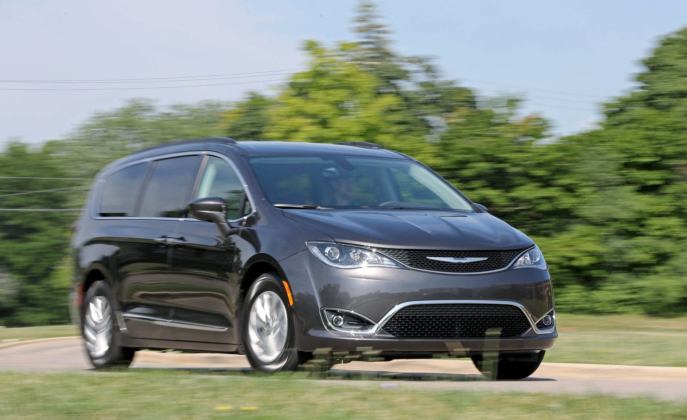 2018 Chrysler Pacifica In Depth Model Review Car And Driver
