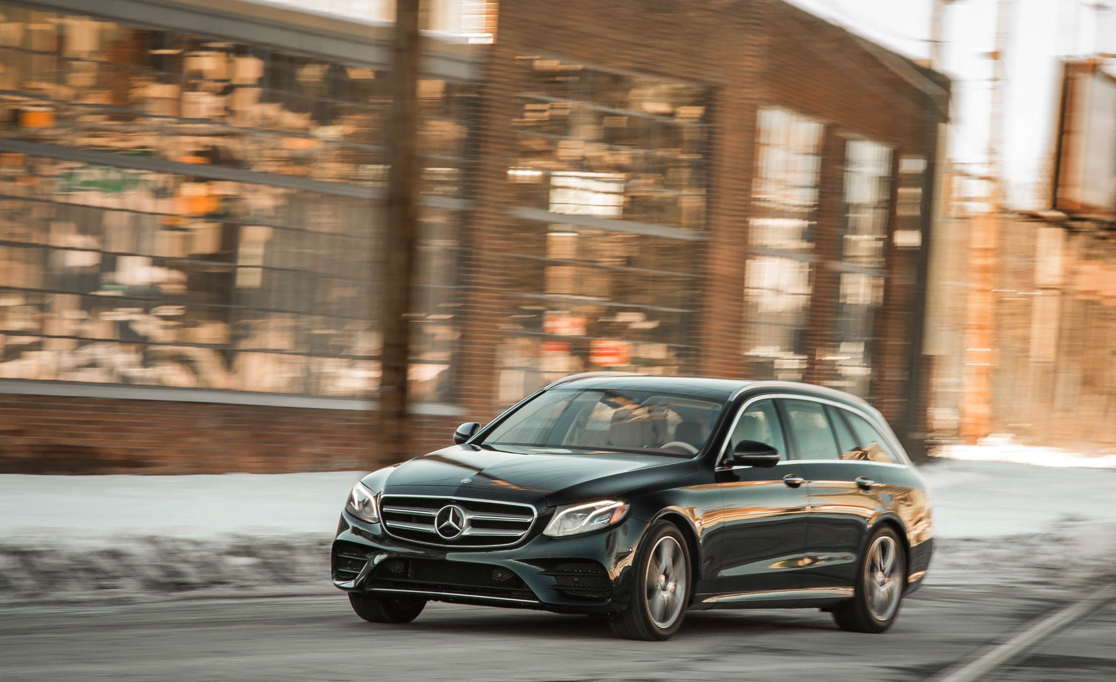 Mercedes-Benz E-Class: Storing and maintaining the current speed Mercedes-Benz E-Class: Storing and maintaining the current speed