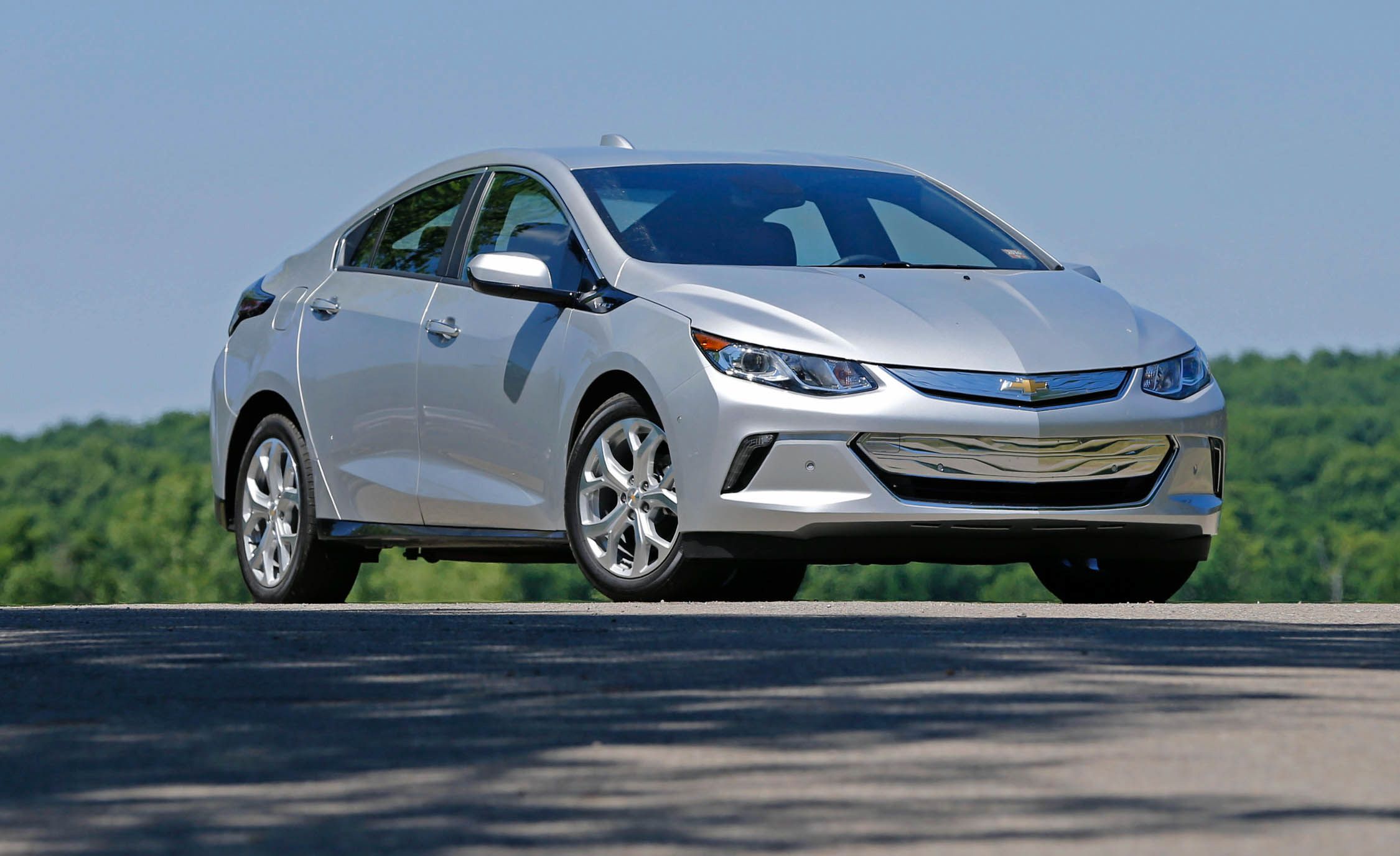 2016 Chevrolet Volt Plug In Hybrid Test Review Car And Driver