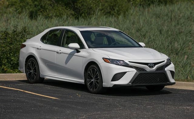 2019 Toyota Camry Hybrid LE Auto (Natl) Features and Specs