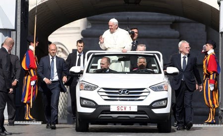 Hyundai Santa Fe Reviews Price Photos And Pope Swaps His Bulletproof Mercedes For A Hyundai Santa Fe