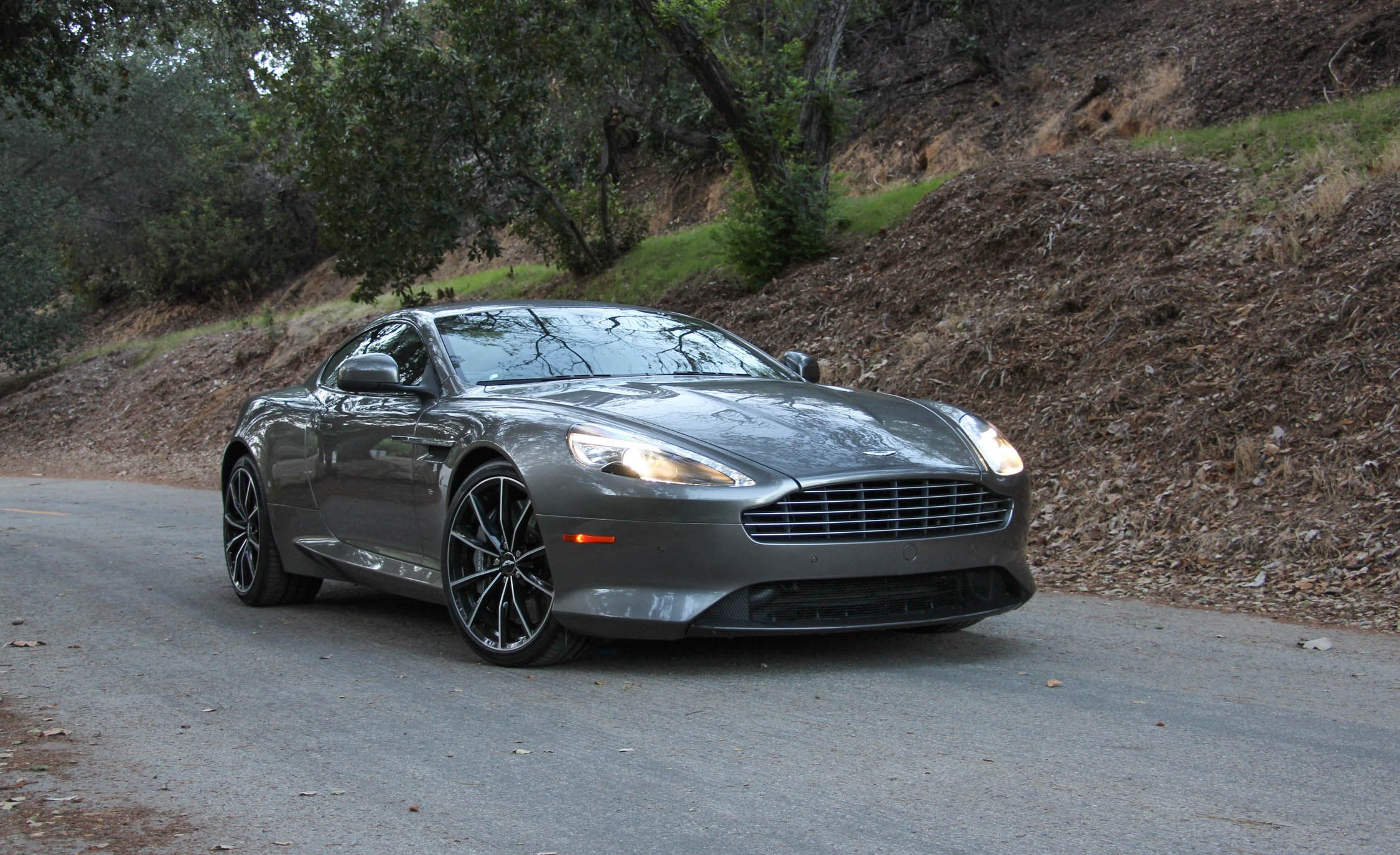 Aston Martin db9 красный