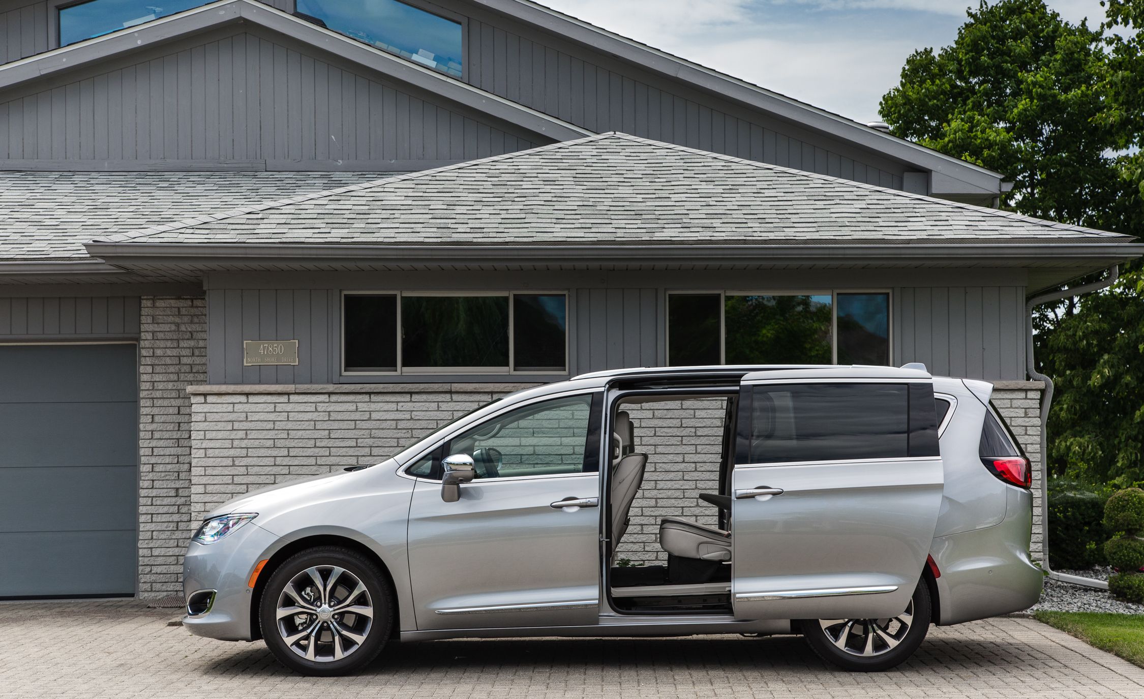 2019 Chrysler Pacifica Reviews Price Photos 2019 Chrysler Pacifica Reviews Price Photos And Specs Car Driver