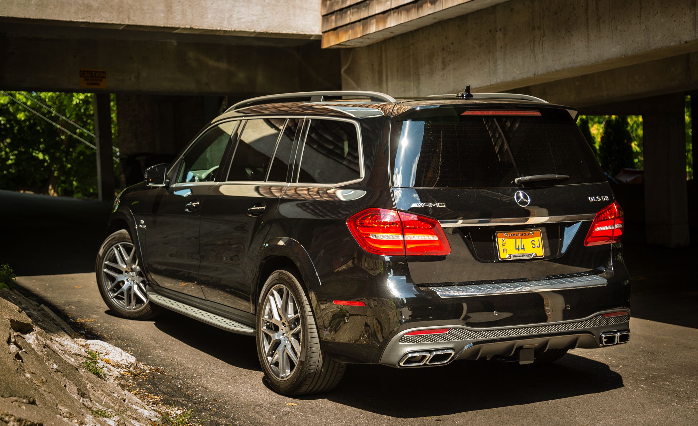 https://hips.hearstapps.com/amv-prod-cad-assets.s3.amazonaws.com/wp-content/uploads/2016/08/2017-Mercedes-AMG-GLS63-110.jpg