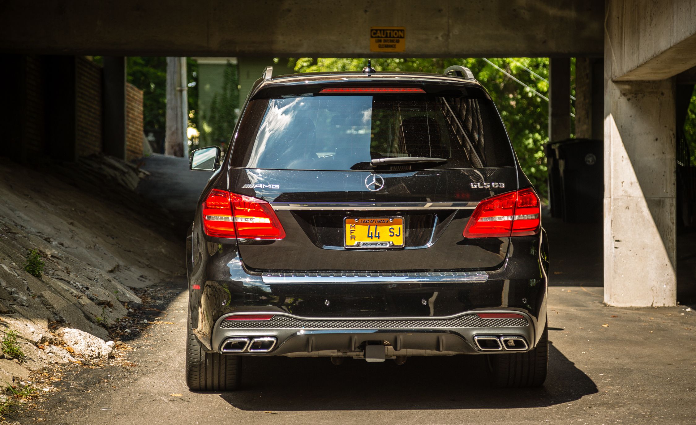 https://hips.hearstapps.com/amv-prod-cad-assets.s3.amazonaws.com/wp-content/uploads/2016/08/2017-Mercedes-AMG-GLS63-112.jpg