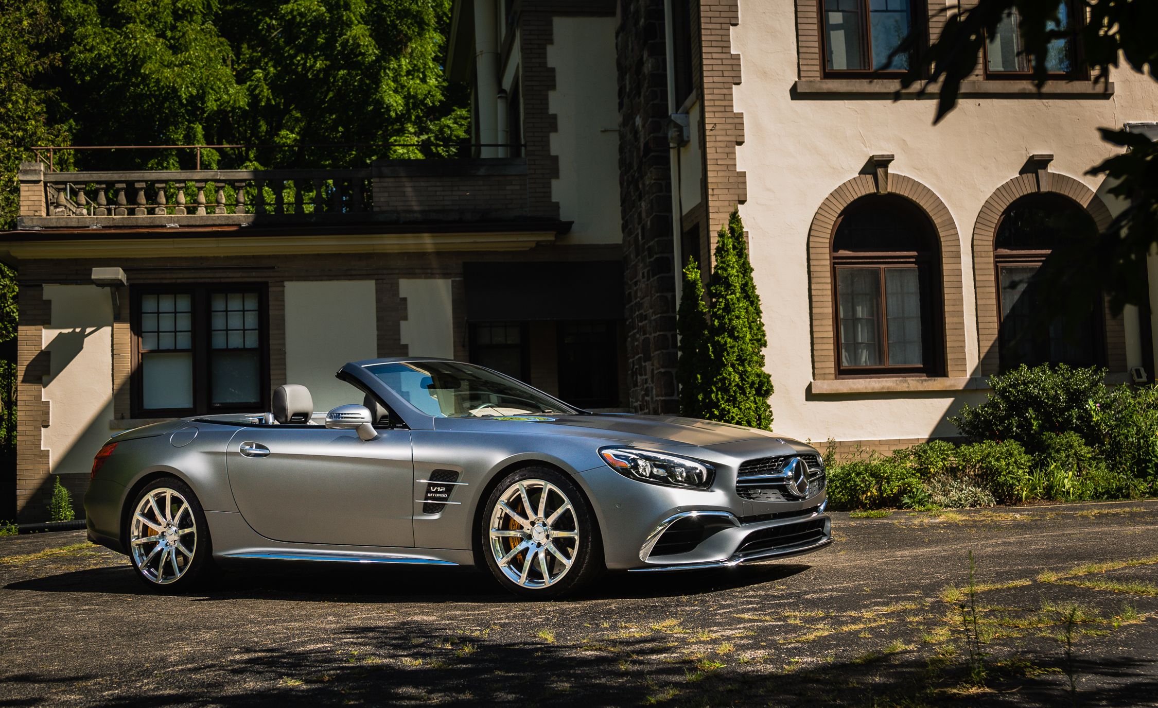 https://hips.hearstapps.com/amv-prod-cad-assets.s3.amazonaws.com/wp-content/uploads/2016/08/2017-Mercedes-AMG-SL65-119.jpg