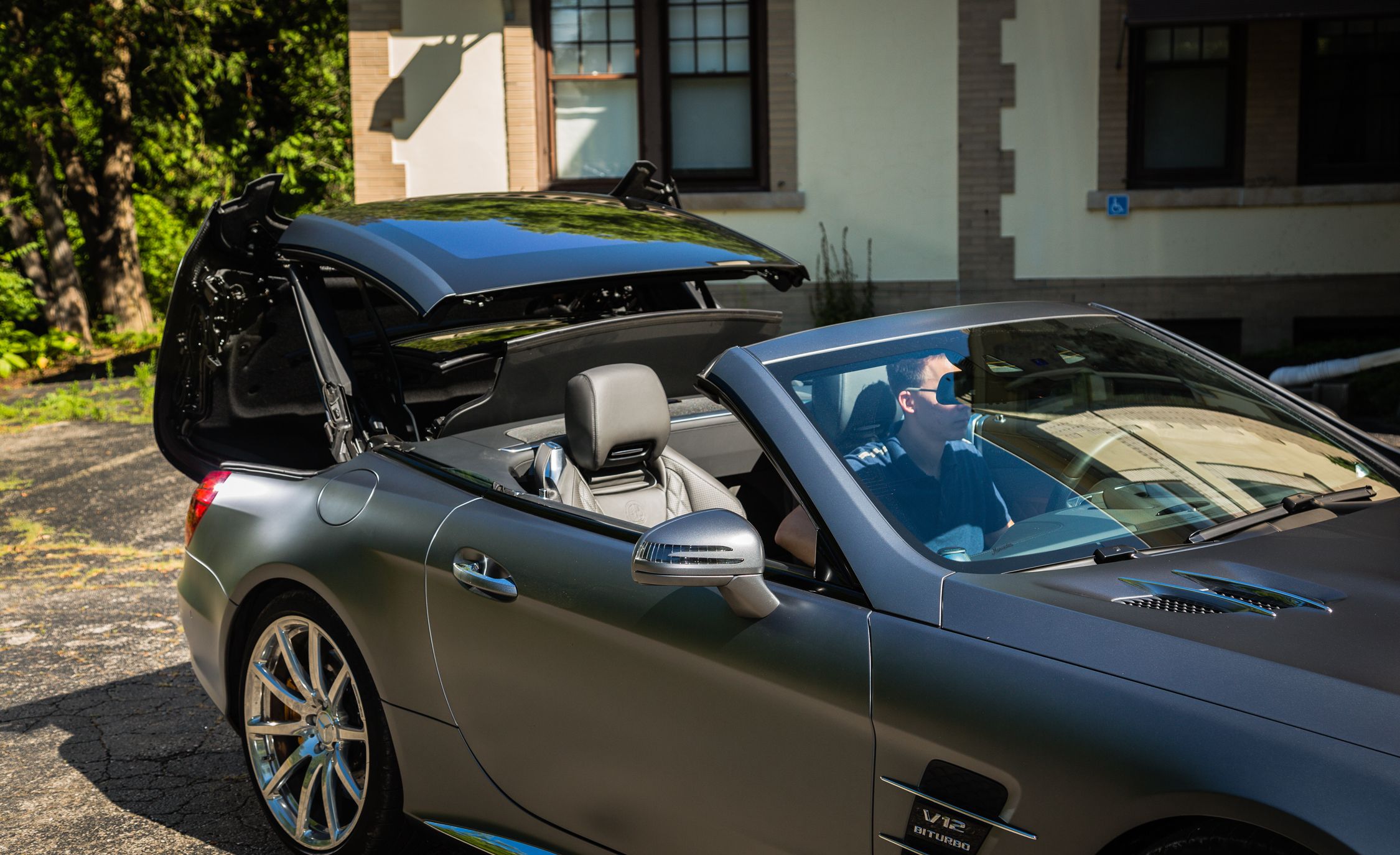 https://hips.hearstapps.com/amv-prod-cad-assets.s3.amazonaws.com/wp-content/uploads/2016/08/2017-Mercedes-AMG-SL65-123.jpg