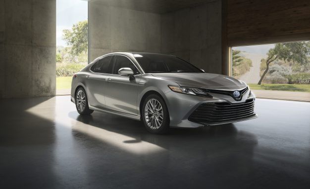 2018 Toyota Camry Hybrid Could Hit 50 Mpg City News Car And Driver