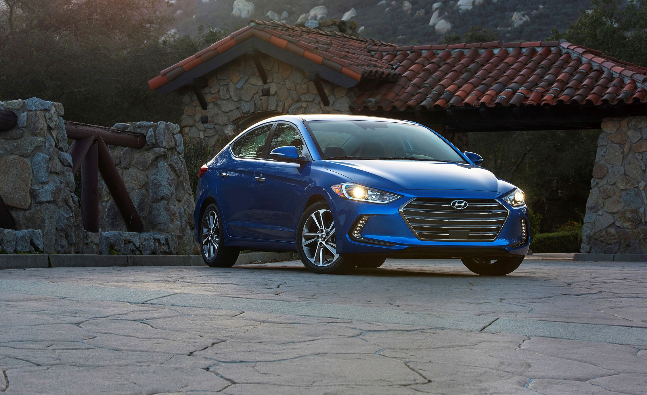 Hyundai Elantra: Changing tires Hyundai Elantra: Changing tires