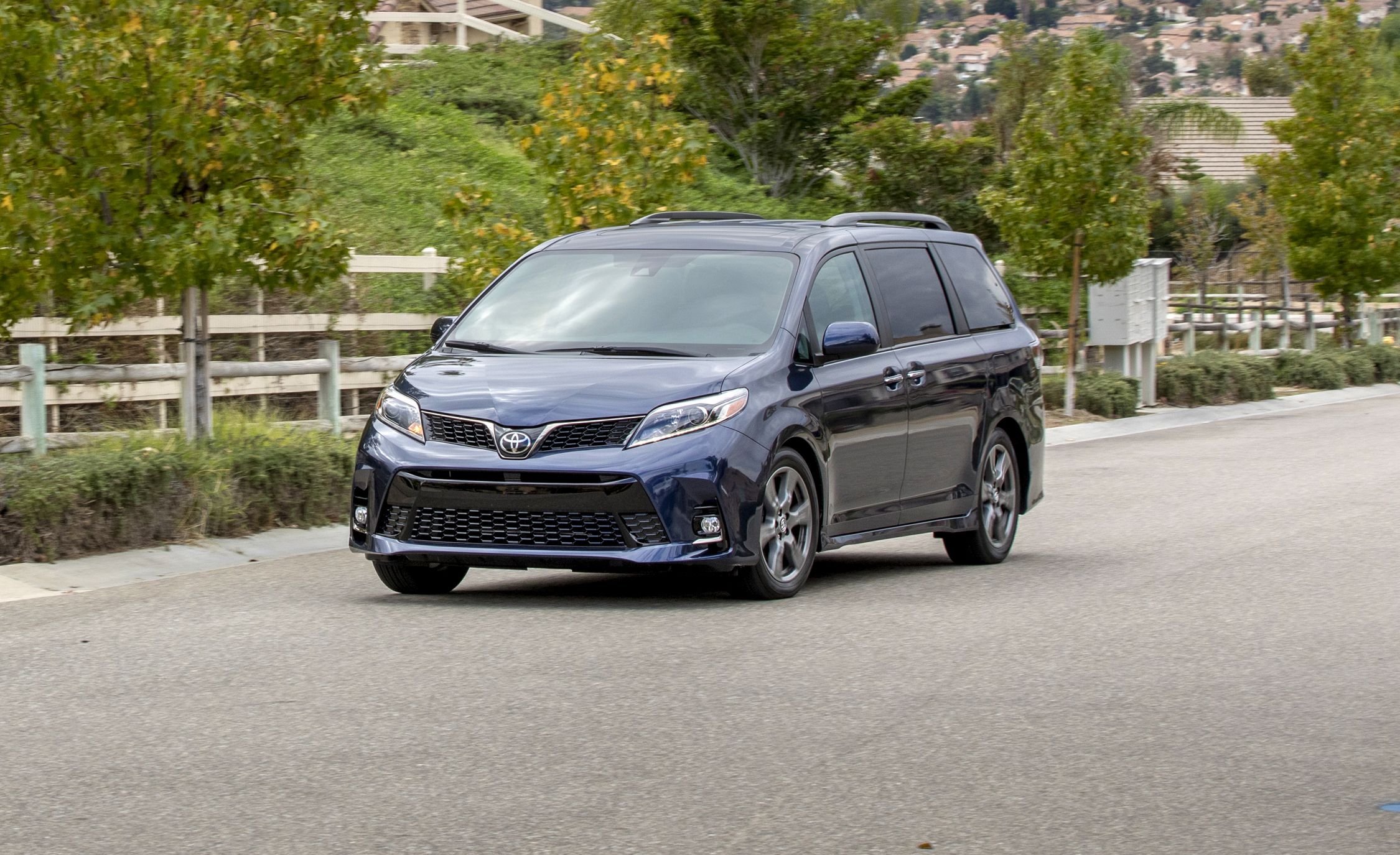 Toyota Sienna Reviews | Toyota Sienna Price, Photos, and Specs | Car ...