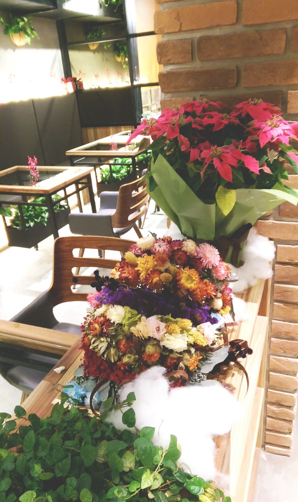 Wood, Flower, Petal, Bouquet, Floristry, Cut flowers, Flower Arranging, Flowerpot, Chair, Hardwood, 