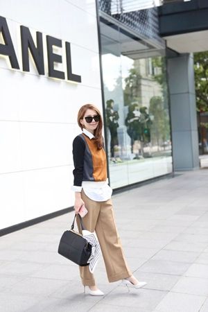 Shoulder, Photograph, Outerwear, Standing, Bag, Style, Luggage and bags, Street fashion, Fashion, Travel, 