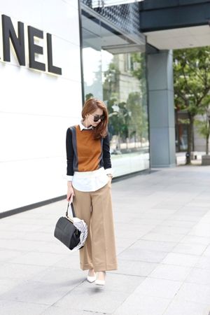 Clothing, Product, Brown, Shoulder, Bag, Photograph, Outerwear, White, Style, Street fashion, 