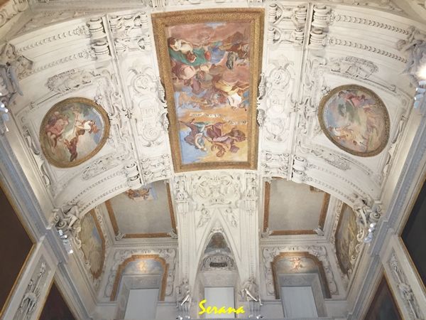 Interior design, Ceiling, Art, Light fixture, Interior design, Molding, Byzantine architecture, Symmetry, Holy places, Classical architecture, 