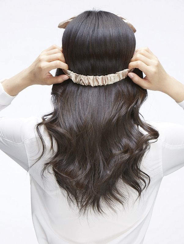 Hair, Brown, Hairstyle, Sleeve, Shoulder, Hair accessory, Style, Long hair, Beauty, Fashion, 