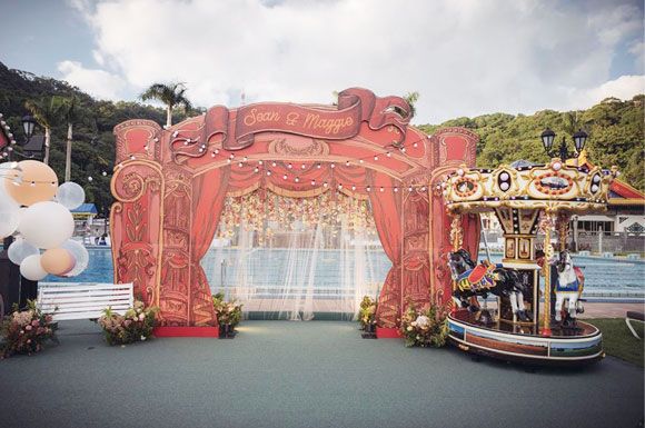 Arch, Decoration, Balloon, Tourist attraction, Park, Nonbuilding structure, Amusement park, 