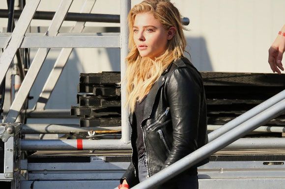 Jacket, Leather jacket, Latex, Leather, Blond, Street fashion, Long hair, Headpiece, Hair accessory, Brown hair, 