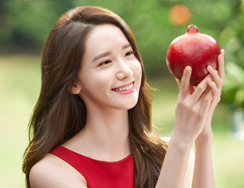 Lip, Finger, Fruit, Happy, Produce, People in nature, Natural foods, Beauty, Long hair, Flowering plant, 