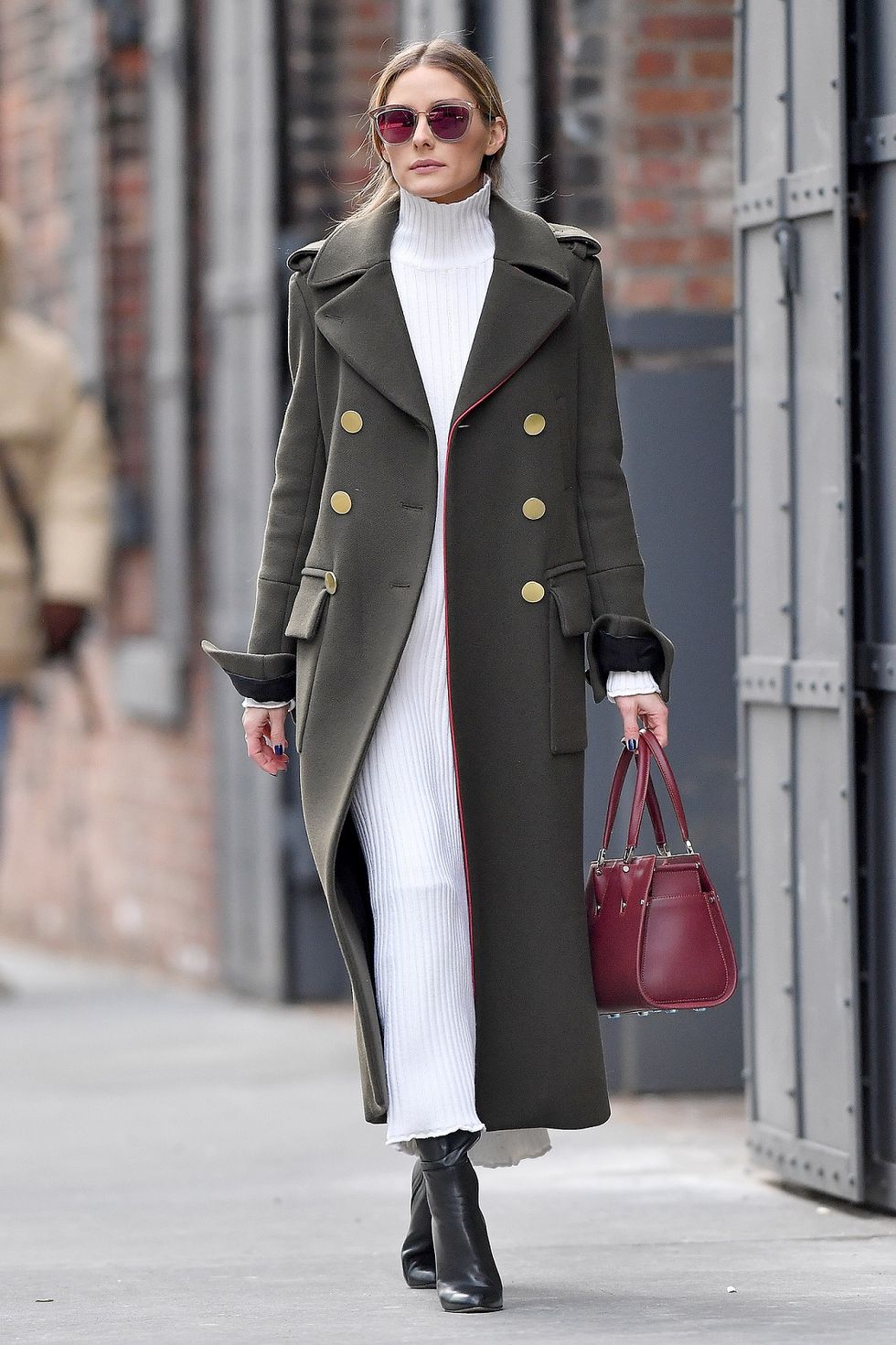 Clothing, Coat, Street fashion, Fashion, Overcoat, Trench coat, Outerwear, Fashion model, Ankle, Footwear, 