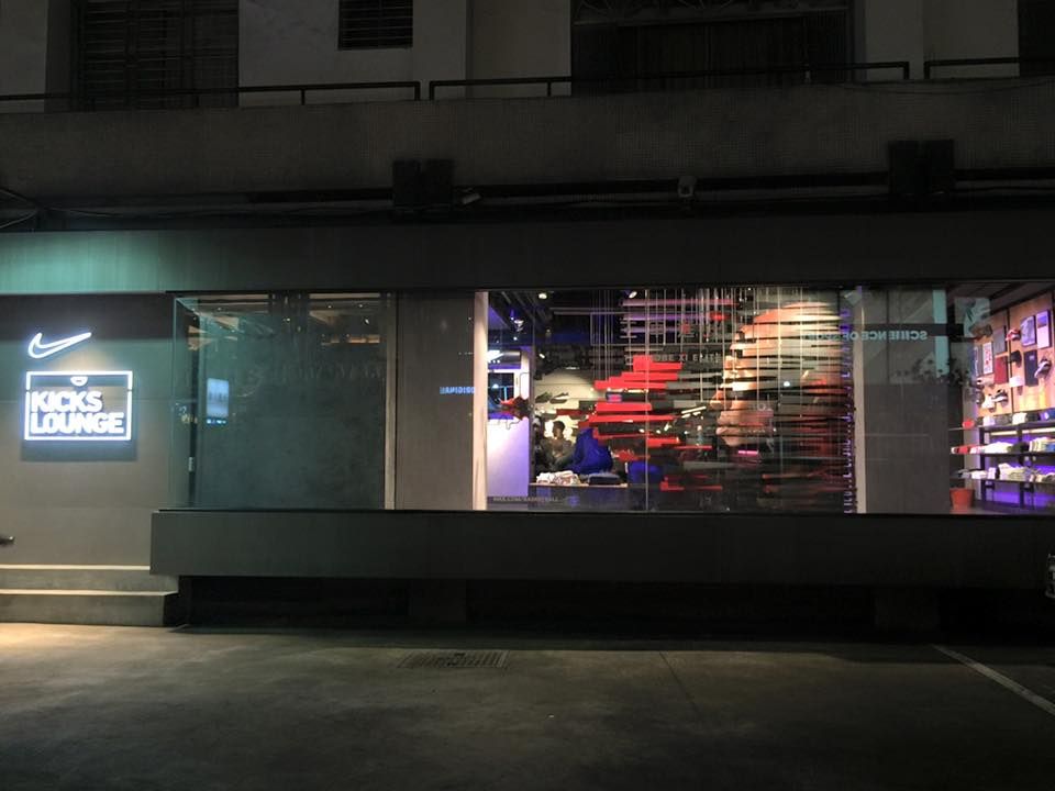 Retail, Display window, Display case, Transparent material, Electronic signage, 