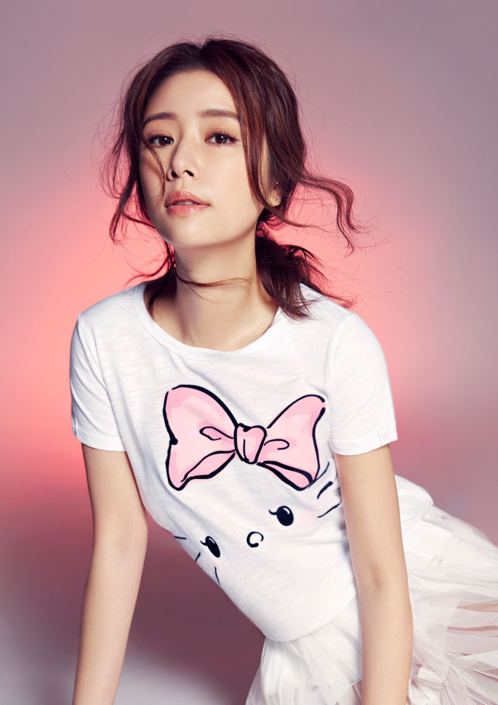 White, Pink, Skin, Clothing, Beauty, T-shirt, Neck, Lip, Forehead, Shoulder, 