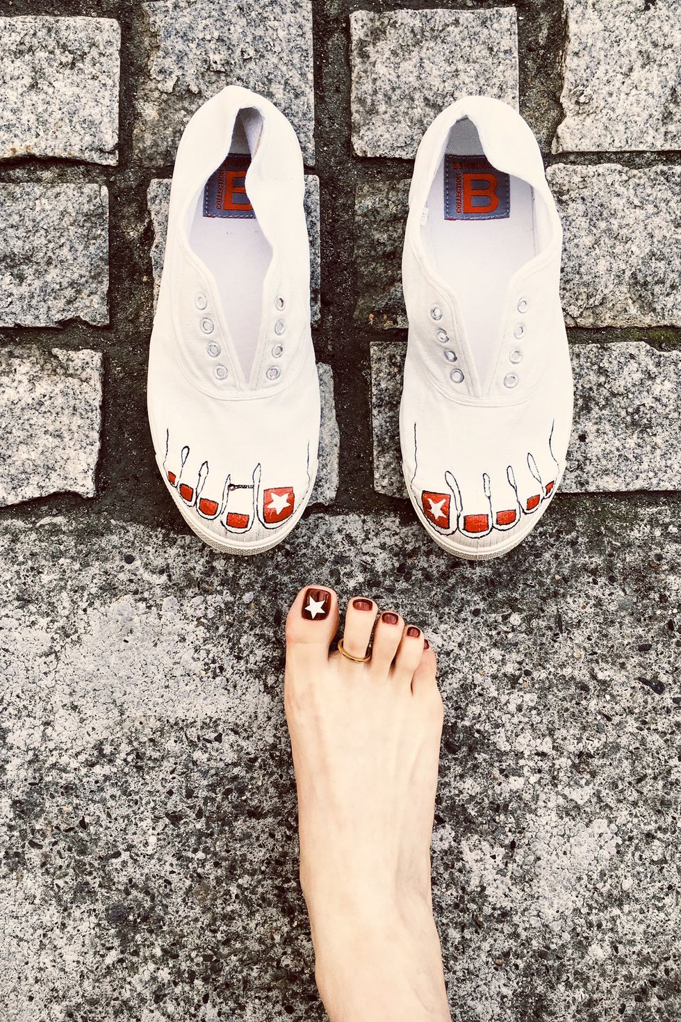 Toe, Carmine, Foot, Barefoot, Nail polish, Walking shoe, 