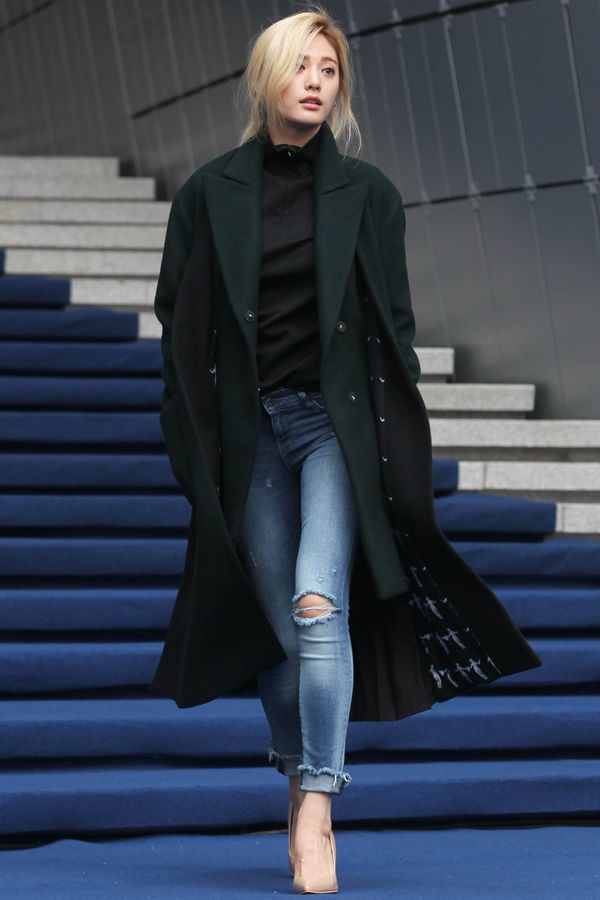 Clothing, Sleeve, Denim, Textile, Joint, Collar, Stairs, Style, Jacket, Street fashion, 
