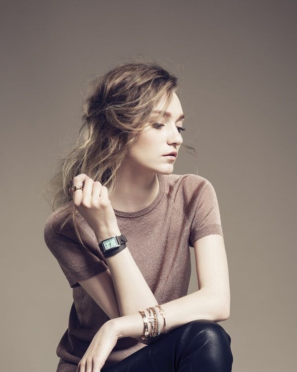 Hairstyle, Human body, Elbow, Denim, Joint, Sitting, Wrist, Style, Fashion accessory, Thigh, 