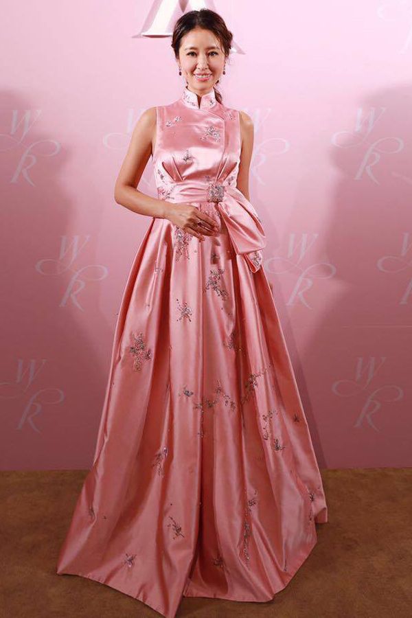 林心如在台北舉辦歸寧宴時身穿夏姿˙陳 SHIATZY CHEN的玫瑰石英粉色禮服，看起來完全有氣質呀！