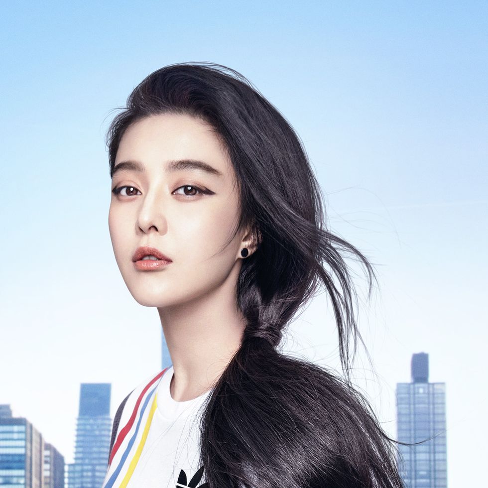 Lip, Hairstyle, Tower block, Shoulder, Eyebrow, Eyelash, Style, Commercial building, Black hair, Jaw, 
