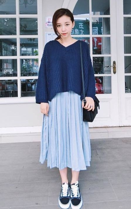 Clothing, Blue, Sleeve, Shoulder, Textile, Joint, Style, Street fashion, Pattern, Knee, 