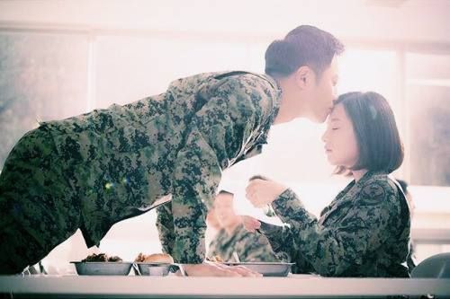 Military camouflage, Camouflage, Military uniform, Soldier, Mammal, Military person, Comfort, Sitting, Interaction, Love, 